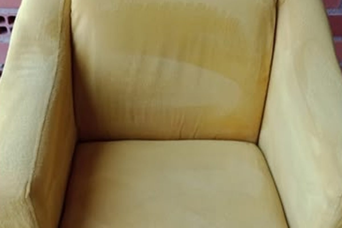 O mesmo cadeirão depois da limpeza, com o tecido amarelo uniforme e sem nódoas